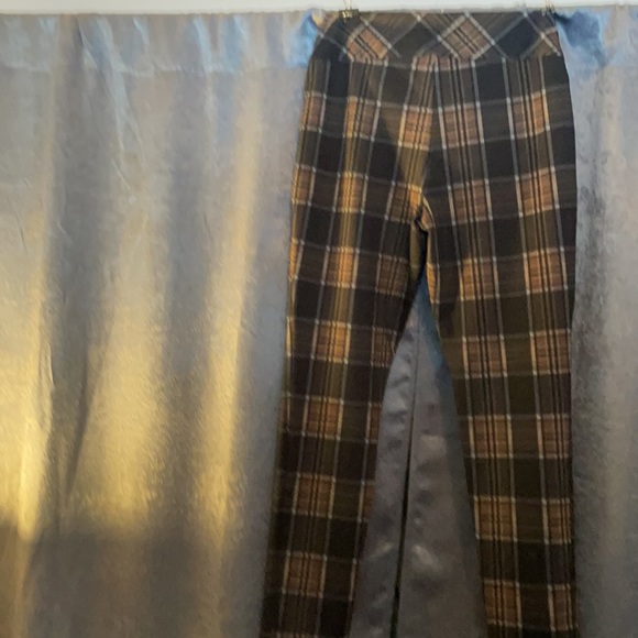 A near new pant by Le Chateau, size 10 - Picture 4 of 4
